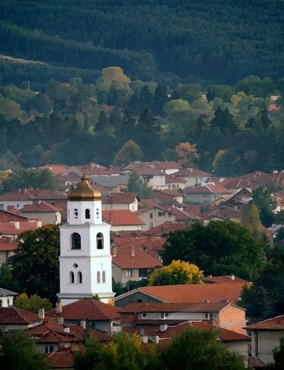 Панорамен изглед на града  и църквата “Успение на Света Богородица”